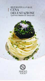 🍽️ CENA CON DEGUSTAZIONE / CANTINA FEDERICO GRAZIANI 🔥 
. Martedi 24 Giugno finalmente sono riuscito a ritagliarmi del tempo per tornare dal quel geniaccio di Dimitri Harding e Serena Nullotti, in quel di Siccomonte!

🎥 In questo Reel una piccola parte della bella serata passata a gustare gli ottimi Vini  di Federico Graziani abbinati ai piatti studiati da Dimitri e serena!

L’ho lasciato che era un campione e lo ritrovo nettamente superiore a qualche anno fa!
Tecnicamente perfetto, ottima conoscenza delle cotture, abbinamenti mai banali e soprattutto tanta golosità, in piatti apparentemente semplici ma complessi nel loro insieme. La cucina di Dimitri rimane una fusion dai sapori nostrani, giocata su acidità mai troppo spiccate, che si alternano a parti amare e dolci, con la morbidezza della pasta fresca e la sapidità dei fondi,  tra saliscendi di consistenze morbide e croccanti.
Una cucina che non stanca mai.
.
.
Lo ribadisco da anni… 
a mio avviso attualmente su Parma è l’unico che può concorrere nel riportare una terza stella in città!
.
.
In degustazione:

AMUSE BOUCHE
• Terrina di patate, cavallo, tuorlo, tartufo
• Cremoso di ceci di castell’arquato, agrodolce di aglio nero, riso selvati soffiato
• Cestino soffiato, yogurt, prezzemolo e scapece di zucchina 
• Cono di polenta, erba cipollina e aceto
🥃 Abbinamento: Barolo Chinato Fizz Cappellano

,
OMAGGIO A MARCHESI
• Spaghetto freddo, caviale, erba cipollina
🍷Abbinamento: Mareneve magnum 2021

ANTIPASTO
• Animella, lattuga, sesamo
🍷Abbinamento: Riesling AG47 Magnum 2019

PRIMO
• Ravioli di Piccione, cipolla, miso
🍷Abbinamento: Nebbiolo 2018 Giuseppe Rinaldi

SECONDO
• Anatra stagionata 15 giorni, vadouvan, arancia
🍷Abbinamento: Profumo Di Vulcano 2014

DESSERT
• Savarin, pesche, shiso, chantilly
🍷Abbinamento: Riesling Auslese 2019 joh.jos.Prum

#simonfood
#foodtrotter #fidenza #finedining #siccomonte #dimitriharding
#cucinanapoletana #tradizioneitaliana🇮🇹 #cucinafusion
#ristoranti #michelinguide #ristorante #chef #federicograziani