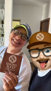 ✅ ADESIVO ON ✅
- RISTORANTE IL TIGLIO - ⭐️ STELLA MICHELIN
Chef Enrico Mazzaroni 
.
Ci sono volute ben 4 ore e mezza ma ne è valsa la pena.
.
Complice le vacanze estive nelle marche, sono tornato dal grande amico chef Enrico Mazzaroni, 
Stella Michelin dal 2022 con il ristorante “Il Tiglio” a Isola San Biagio, piccolo paese di 14 abitanti incastonato tra i monti Sibillini. 
.
Della cucina di Enrico mi innamorai già tempo fa, precisamente nel 2018, a Porto Recanati,
nel suo ristorante “Il Tiglio in vita”, sopra una terrazza vista mare. Un contesto obbligato per Enrico, un trasferimento di ristorante causa il terribile terremoto del 2016 in Abruzzo, che distrusse il suo locale storico. 
.
Ora dopo 7 anni lo ritrovo qui, a Montemonaco, nell’agriturismo di famiglia, con l’adorata cane Eloise e il mitico Gianluigi a far da spalla in sala. 
.
Oltre alla bellezza del posto, la bontà di ingredienti genuini, come le verdure coltivate nel retro, panna, formaggi, latte, fatti al momento, mi sorprende sempre la sua spiccata creatività, mai eccessiva nel gusto, ma sempre dai sapori puliti e decifrabili. La sua energia e passione traspare da ogni piatto, coinvolgendoti in un vortice di gusti mai banali ma che ti riportano sempre a combinazioni di ingredienti tanto semplici quanto impensabili. 
.
La sua capacità di lavorare la carne e il pesce in maniera impeccabile, minuziosa, è una caratteristica sempre viva nei piatti che presenta, riuscendo a trasformare le frattaglie, parti solitamente difficili da invogliare all’assaggio chi non è avvezzo, in vere e proprie opere d’arte, con piatti raffinati, ed esteticamente bilanciati e eleganti, studiati non solo per appagare il palato ma anche l’aspetto visivo.

Un saliscendi di contrasti, tra momenti di dolcezza, alternati a spiccate acidità, sfumature aromatiche e piccanti, tra scorci di sapidità mai invasiva ma stuzzicante, con abbinamenti che si alternano sempre tra composizioni croccanti e morbide in ogni piatto. Una degustazione divertente che ti coinvolge dalla vista all’olfatto, dal gusto alla masticazione.

Caro @enricomazzaroni, per me questa degustazione è stata da 2 Stelle.✨