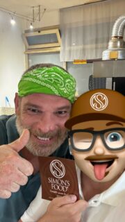 ADESIVO ON 🍕✅
PIZZERIA - MENTA E ROSMARINO -
@mentaerosmarino_casalobo - Carpineti - Re

Approfittando di un breve vacanza nell’Appennino Reggiano sono finalmente riuscito ad andare a provare la pizza dello stravagante chef pizzaiolo @rossanobarbieri, nel suo locale, “Menta e Rosmarino” a Carpineti.

Locale con piccolo dehor che offre una varietà di pizze dalle differenti combinazioni di ingredienti, e varie tipologie di impasti: 
dalla tirata, all’impasto classico, a quella con impasto doppio, ad impasti con farine integrali.

Già al taglio si presenta soffice come una nuvola, dal cornicione alto ma mai stopposo, al centro scioglievole e delicata. Morbida e digeribile, ogni spicchio è un’esplosione di gusto, senza mai andare a stancare e togliere leggerezza al boccone. 

Anche la versione impasto doppio, nonostante i pregiudizi iniziali, e l’altissimo cornicione, risulta sempre in linea con con le altre provate, leggera e morbida all’assaggio.

Abbiamo provato per voi una versione gourmet chiamata 🍕
“ADAMO ED EVA“, con fiordilatte, fichi freschi, culaccia, gorgonzola Croce, rucola e olio evo del Garda. 

Una bomba di gusto!💥

Non da meno sono stati i vari dessert al cucchiaio assaggiati, tutti rigorosamente fatti in casa:

🍰 Semifreddo al nocino
🍰 mascarpone con scaglie di cioccolato
🍰 Sigaro di cioccolato con mascarpone in accompagnamento 
🍰 Panna cotta alle fragole

Dessert finale da 9.
Cremosi, ben bilanciati e mai stomachevoli. 

Conclusione:
Pizza da provare, tra le migliori assaggiate!
Usciti dalla pizzeria ci si sente sazi ma mai appesantiti.
.
Una bella conferma alla mia intuizione, 
immaginavo fosse una buona pizza ma mai a questi livelli!🔥🔥

#simonfood
#foodtrotter #reggioemilia
#pizza #tradizioneitaliana🇮🇹
#pizza #pizzagourmet #carpineti #appenninoreggiano #reggioemilia #mentaerosmarino #casalobo #vivaillupo