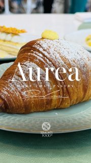 ✅ NUOVA APERTURA - AUREA by Damiano Carrara -📍Marina di Massa

Qualche giorno fa ho avuto il piacere di ricevere un invito per l’inaugurazione di Aurea, la nuova pasticceria firmata da Damiano Carrara all’interno dell’Hotel Excelsior di Marina di Massa.
.
Come sempre, la gentilezza di Damiano, Chiara e Massimiliano mi ha fatto sentire accolto come a casa. Ed è forse questa la cosa che più apprezzo ogni volta che partecipo a un loro evento: riescono a coniugare l’altissima pasticceria con un’atmosfera conviviale, elegante ma mai distante, dove ogni ospite si sente davvero parte dell’esperienza.
.
La nuova pasticceria si trova all’interno dell’Hotel Excelsior, storico hotel quattro stelle affacciato sul lungomare di Marina di Massa. Una location raffinata che permette di concedersi una colazione speciale nella hall dell’hotel oppure nel meraviglioso giardino esterno con vista sulla piscina, un angolo di pace perfetto per iniziare la giornata con il piede giusto.
.
Aurea nasce con l’idea di trasformare la colazione e la pausa dolce in un vero e proprio momento d’autore. Non solo monoporzioni e dolci da alta pasticceria, ma anche una proposta di viennoiserie dolce e salata realizzata ogni giorno dal team dell’Atelier Damiano Carrara nel laboratorio situato al piano superiore della struttura.
Una delle novità che ho trovato più interessanti è la possibilità di scegliere tra prodotti tradizionali e opzioni gluten free, senza rinunciare all’estetica e alla qualità che da sempre contraddistinguono il lavoro di Damiano e del suo team.
..
Per l’occasione ho avuto modo di assaggiare:
.
🥐 Croissant alla crema
🥐 Sfogliato salato con prosciutto e formaggio
🥥 Monoporzione “Il Cocco” (Mousse al cocco, acqua di cocco, cremoso alle arachidi, terra di cioccolato e ananas caramellato)
🍰 Monoporzione “Un giorno d’estate” (Biscuit pâte à choux con chantilly alla foglia di fico, miele della Versilia, polline fresco, mandorla ed erica).
.
⚠️Continua nei commenti 👇