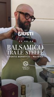 📍BALSAMICO TRA LE STELLE 2026

Per il secondo anno consecutivo ho avuto il piacere di partecipare a “Balsamico tra le Stelle”, l’evento benefico organizzato all’interno della splendida Acetaia Giusti di Modena dal patron @Claudio.Stefani.Giusti, in collaborazione con @italiasquisita.
.
E anche quest’anno non posso che fare i complimenti a tutti gli organizzatori.
.
Nonostante le temperature decisamente estive, la serata è stata un successo sotto ogni punto di vista, confermando ancora una volta perché questo appuntamento sia diventato uno degli eventi gastronomici più attesi del territorio modenese.
.
“Balsamico tra le Stelle” è un’occasione in cui chef, pizzaioli, pasticceri, bartender, produttori e aziende del territorio si ritrovano insieme con un obiettivo comune: fare beneficenza. Quest’anno è stato sostenere concretamente l’associazione @portobellomodena, realtà che da anni aiuta famiglie modenesi in situazioni di difficoltà economica e sociale.
.
Come sempre, tra le numerose postazioni presenti, ho avuto modo di assaggiare piatti, prodotti e creazioni preparate da alcuni dei protagonisti della ristorazione italiana, ma soprattutto di fare ciò che amo di più durante questi eventi: incontrare persone, scambiare idee, parlare di cucina, progetti, territori e nuove aperture.
.
Uno degli aspetti più belli, immerso nella straordinaria cornice dell’Acetaia Giusti, è proprio la possibilità di ritrovare amici e professionisti che negli anni sono diventati parte di questo mondo fatto di passione, sacrificio e condivisione.
.
Tra questi ho avuto il piacere di riabbracciare diversi protagonisti dell’evento “Star”, come @schiarettimattia di @choiceparma, @jacopo_malpeli di @osteriadelviandanterubiera, @dimitri_harding e @serena_nullotti di @la_valle_fidenza.
.
E poi tante altre facce amiche tra cui: @cristinacerbi di Fornio, Giovanni Mandara della Pizzeria Piedigrotta di Reggio Emilia, @matteo__poggi e @piero_pompili_bo del Ristorante Al Cambio di Bologna, @giacomo_devoto della @locandadebanchieri e @stefanoguizzetti di @ciaccolab.
.
Un ringraziamento speciale va infine a @carlo_spinelli e ad Alessandro Massi per avermi reso