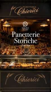 NUOVO FORMAT? 👀🥖
.
Lo so… non ho mai portato sul profilo recensioni di panifici o bakery simili 😅
Ma dopo aver sentito parlare praticamente ovunque del Panificio Chierici di Parma, diventato ormai meta fissa di food lovers e creator — compreso franchinoercriminale — era doveroso andare a provarlo di persona.
.
Così eccomi qua, pronto all’assaggio 😎
.
Abbiamo provato:
📍 Pizza Rossa / Focaccia al pomodoro
📍Torta di Riso
📍Torta “Zuppa Inglese”
📍Torta Mille Gusti
.
Partiamo subito dalla vera sorpresa: la Pizza Rossa.
Qualcosa di clamoroso per scioglievolezza e leggerezza.
.
Una consistenza quasi “nuvola”, soffice ma allo stesso tempo ben strutturata, che praticamente sparisce in bocca lasciando tutta la sapidità e la dolcezza del pomodoro.
Una di quelle cose semplici che però fatte così diventano memorabili.
.
Ma il prodotto che secondo me va assolutamente provato è la loro reinterpretazione della Zuppa Inglese.
.
Una sorta di mattonella friabile di pasta frolla che riprende tutti i sapori del dolce tradizionale: crema, cacao e quella nota alcolica tipica, qui però molto più delicata e raffinata, mai invasiva.
.
Davvero buonissima.
Un dolce nostalgico ma rivisitato con intelligenza.
.
Molto valida anche la Torta di Riso, più compatta rispetto alla versione classica parmigiana, ma resa interessante da un piacevole retrogusto di limone che pulisce bene il palato.
.
La “Mille Gusti” invece è forse la più semplice delle proposte: buona, genuina, molto da pranzo della domenica in famiglia.
Meno sorprendente delle altre, ma comunque ben fatta.
.
Che dire quindi?
.
Per ora promosso veramente 👏
Sicuramente tornerò per provare molte altre cose.

#panetteriachierici #panetteria #simonfood #panetteriaartigianale #reviews
