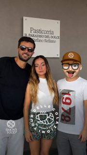 ☕️🥐IL TOUR DELLE COLAZIONI🥐☕️
.
Altra pasticceria altra puntata!
Il “Tour delle Colazioni“, è Il format ideato da Simon’s Food dove assieme a persone amatoriali proviamo le migliori colazioni di Pasticcerie, Bar e Panifici della zona di Parma e Provincia! 
.
Oggi per 📍15a RECENSIONE abbiamo deciso di provare la pasticceria @il_paradiso_del_dolce in via Alberto Savinio, zona “Budellungo” a Parma 🍦🍰 
.
Assieme a me a provare questa colazione la creator e storytetter @sharonsavino_e l’amico @luca_ovrezzi presentatore, creator e influencer di moda e life style
.
Ecco cosa abbiamo provato per voi:
.
🥐 Veneziana alla crema
🥐 Graffa alla crema
🥐 Brioche con panna cotta e amarene
🥐 Brioche al carbone vegetale alla crema e lampone.
☕️ Cappuccino
☕️ Caffè
,
.
📍LUCA: 
• Veneziana: VOTO 3/5
• Servizio: VOTO 2/5
• Caffè: VOTO 3/5
.
📍SHARON: 
• Ischitana: VOTO 2/5
• Servizio: VOTO 2/5
• Caffè: VOTO 3/5
.
📍SIMON: 
• Graffa: VOTO 3/5
• Capuccino: VOTO 4/5
• Cornetto: VOTO 5/5
• Servizio: VOTO 3/5
.
.
.
Il Paradiso del Dolce nasce a Parma nel 2016 dall’idea di Stefano Siciliano e Sonia, con l’obiettivo di unire due grandi tradizioni della pasticceria italiana: quella partenopea e quella emiliana. Un laboratorio completamente artigianale dove la ricerca della materia prima è uno degli aspetti su cui Stefano punta maggiormente, proponendo ogni giorno una produzione che spazia dalla piccola pasticceria ai grandi lievitati, passando per la classica cornetteria napoletana fino alle proposte salate per colazioni e aperitivi.

Ma veniamo alla nostra esperienza.
.
All’esterno una bella distesa di tavolini accoglie i clienti. La zona è poco trafficata e questo rende il dehors davvero piacevole per concedersi una colazione con calma o fare due chiacchiere davanti a un caffè senza il continuo via vai di auto.
.
L’interno, invece, ha uno stile essenziale e moderno: ambiente pulito, linee semplici e qualche richiamo d’azzurro che dona un po’ di personalità senza appesantire gli spazi.

⚠️Continua nei commenti👇