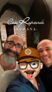 ✅ ADESIVO ON ✅
- RISTORANTE  CASA RAPISARDA - 
Chef Alessandro Rapisarda
.
.
Dopo 5 anni ritrovo un Alessandro in gran forma, con uno stile sempre riconoscibile fatto di contrasti precisi, differenti temperature e sfumature di acidità che si alternano a sapori più delicati tra il sapido e l’amaro. Una cucina frutto di accostamenti e giochi divertenti che esaltano la materia prima in un passaggio continuo terra e mare che appagano sempre vista e palato.
.
Grazie della bella compagnia al Notaio piu gourmet d’italia @carlonicolo80 e @annarita_campanella.

.
MENU DEGUSTAZIONE
“ESAGERARE MA CON EQUILIBRIO”

📍Entreè:
- Crema brulle alla camomilla affumicata
- Cialdina di riso venere soffiato, polvere di mango acerbo
- Latte di Capra e mix di spezie marocchine
- Arachidi al wasabi
.
📍Ostrica, aspretto di kiwi, mandorle fresche, granita di crescione e mela verde
.
📍Spinaci sporchi: Crema di rovelia, riccio di mare e lumachine di mare, spinaci al burro nocciola, olio alle alghe, polvere di radici di loto fermentate
.
📍Insalata di gamberi e mitilli, panzarella di pesca saturnia, levistico e olio di erba cedrina
.
📍Risotto alla Marinara: Riso mantecato con burro acido e succo di limone, gel di clorofilla di erbe, salsa alle cannocchie, salsa al nero di occhio e fegato di seppia, salsa alle cozze del Conero
.
📍Cappelletto in Brodo: pasta verde all’uovo con clorofilla di basilico, ripiena di crema di parmigiano, su brodo freddo con acqua distillata di pomodoro e mozzerà di bufala
.
📍Spaghetti’Os: (Anelletti di pasta al sugo di granchi di scoglio e polpette di triglia in umido)
.
📍Branzino come una Pizza: Branzino crudo, salsa di pomodoro datterino, origani e capperi di Pantelleria, caviale di garum e gelato di mozzarella di bufala
.
📍Branzino alla plancia, ortaggi del nostro orto, salsa di peperone crusca e estratto di bacche di pino marittimo
.
📍Frattaglie: Rognone, Salsa foyot (bernese e fondo cortura e limone) e rucola selvatica
.
📍Sorbetto allo yuzu
.
📍Torre di Numana: Panna cotta alla fava tonda, caffè e liquirizia
.
.
#numana #ristorantecasarapisarda
#simonsfood #foodtrotter #foodblogger #spyc
#alessandrorapisarda #michelinguide #marche #sanpellegrinoyc