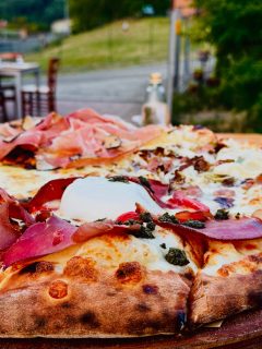 🍕PIZZERIA ASTERX 🍕
.
Quando il caldo in città è opprimente dove andare?
Ecco la stessa domanda me la sono posta io, qualche week end fa, e grazie ad un amico ho trovato la soluzione buttandomi in quel di Mormorola, Valmozzola vicino, a Borgotaro per gustare la pizza del ristornate Asterx.
.
Da amante della pizza non potevo che provare questo suggerimento che si è rivelato di un buon auspicio, infatti la serata è stata coccolata da una brezza rinfrescante gustando buoni taglieri di pizza cotta nel forno dal bordo soffice e croccantino.
.
Il titolare Christian Ronconi è un perfezionista, ricerca continuamente le farine di zona per dare all’impasto la giusta morbidezza, arricchendo l’offerta con svariate soluzione di gusto e farcite abbondantemente con prodotti di qualità locali.
.
In degustazione abbiamo preso:
.
🍕SAN MARTiNO: moZzarella bureat pomodorini, bresaole, crema di ortiche
🍕PIEVE: mozzarella, zola, salsiccia, radicchio roseo
🍕GORGONZUCCA: Mozzarella, crema di zucca e gorgonzola
🍕TARTUFO NERO: mozzarella, culaccio, uovo, tartufo nero, 
.
👉Conclusione:
La pizza simil pala, come detto si presenta soffice nel mezzo e croccantina ai bordi, con alveoleature non troppo sviluppate e bordi a volte un po troppo cotti. La farcitura sempre abbondante può portare differenti sensazioni di sazietà e pesantezza, ma questo rimane una variabile a seconda dei gusti scelti. Da sottolineare gli ottimi ingredienti utilizzati e la varietà di birra a disposizione da gustare assieme alle proposte in carta e fuori menu.
.
Voto: 8
.
✅ Da provare!
.
#simonsfood
#pizzeriaAsterx
#foodtrotter
#pizza
#review
