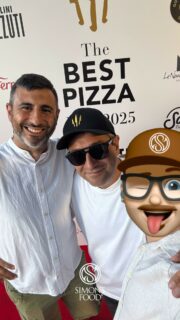 🍕THE BEST PIZZA 2025 🍕
.
Anche quest’anno non potevo mancare alla chiamata di @Cristian Gadau per assistere in diretta all’evento THE BEST PIZZA AWARDS 2025! 
Come sempre un onore poter partecipare alla premiazione e scoprire in diretta chi è il migliore al mondo!
.
L’evento tenutosi per il secondo anno a Milano, e giunto alla sua terza edizione, ha riunito oltre 500 ospiti internazionali tra chef, giornalisti e professionisti del settore presso lo Spazio Antologico – East End Studios, trasformando la città in capitale mondiale della pizza.
A votare, una giuria indipendente composta da 512 esperti del settore provenienti da oltre 60 Paesi, chiamati a valutare non solo il gusto e la tecnica, ma anche la visione, l’impatto culturale e l’evoluzione proposta da ciascun pizzaiolo.

La classifica dei top100 ha visto trionfare FRANCESCO MARTUCCI, e con lui sul podio altri 2 italiani: FRANCO PEPE arrivato secondo e GABRIELE BONCI arrivato terzo.
Ma oltre a questo sono stati consegnati anche 11 Premi Speciali.

Per me sempre un bel modo di rivedere facce amiche, godermi della buona pizza e partecipare ad un evento di importanza mondiale.
What’Else?

👇nel primo commento la classifica Completa e i Premi Speciali!