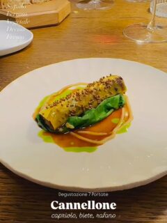 ✅ Cannellone | Capriolo | Biete | Rafano. 
Ristorante la valle - Menu degustazione 7 Portate a Mano Libera.
.
L’evoluzione della cucina di Dimitri Harding con influenze e contaminazioni nord europa approda ad un menu con una spiccata componente vegetale in ogni piatto, mantenendo intatto il sapore e la riconoscibilità di un gusto tipico mediterraneo.
.
.
👉Caratteristiche del piatto 
.
Cremoso
Sapido
Ferroso
Vegetale
Fresco
.
Rivisitazione di un Cassico Emiliano in chiave moderna.
Il Ripieno nel cannellone ricorda la ferrosità del foie gras
Il Rafano lavorato magistralmente smorza la sua forza in una forma schiumosa che dona vigore senza infastidire naso e palato, contruibuendo ad esaltare e ripulire le parti grasse. 
La parte vegetale dona freschezza al piatto.
Il fondo bruno contrasta con la sapidità e la cremosità alla base riporta alal golosità tipica del cannellone classico. 
.
.
ADESIVO ✅ ON - ATTIVO 2026-2027
#simonsfood #review #iamfoodblogger 
#ristorantelavallefidenza #michelinguide