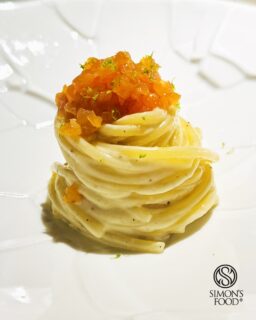 👉Vi è mai capitato di vedere un piatto e al primo assaggio 
alzare lo sguardo e fissando chi è vi di fronte darvi un accenno di approvazione rimanendo stupiti di tanta emozione?
.
🍝SPAGHETTO cacio e pepe, trota e lime
📍@ristorantedellago / chef @simone_bravaccini 
.
Questo è quello che mi è successo gustando lo spaghetto al dente dello chef Simone Bravaccini, in carta da 14 anni.
Un piatto dove la classica cremosità avvolgente della cacio e pepe si mescola alla forza delicata ma decisiva della tartare di trota che con la sua sapidità dona un equilibrio incredibile. Il lime infine pulisce il boccone dando ancora forza alla forchettata successiva senza stancare. Una golosità da lacrime agli occhi, che unisce la memoria gustativa della cacio e pepe in una chiave personalmente mai provata e sbalorditiva. (Mi emoziono con poco, ma se è fatto molto bene😅)
.
.
😱Curiosità: 
Simone Bravaccini è il più giovane Chef Stellato del 2025, cuoco presso il ristorante di famiglia @ristorantedellago a AcquaPartita sulle pendici del Monte Còmero, nel comune di Bagno di Romagna in provincia di Forlì-Cesena. Le sue esperienze lo vedono nelle brigate del San Domenico di Imola, due stelle Michelin, e da Enrico Crippa a Piazza Duomo di Alba, tre stelle Michelin.
.
.
Io non avevo mai provato questo abbinamento, 
e voi lo avete mai trovato in qualche locale? 
.
.
👇Ditemi dove e il vostro parere qui sotto nei commenti👇
.
.
#Simonfood 
#michelinguide #ristorantedellago
#cacioepepe #simonebravaccini