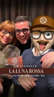 ✅ ADESIVO ON ✅ 
RISTORANTE LA LUNA ROSSA
(Pelata Pepoli- Crevalcore, Bologna)
.
Le sorprese migliori arrivano sempre quando non le programmi.
Una domenica di festa, il compleanno della mia amica @paoladellarocca … e finisco per conoscere Giuseppe Moschetta @moschigiu  e la cucina de @laluna.rossa: un piccolo angolo di mare in mezzo alle campagne tra Modena e Bologna.
.
La cosa curiosa? 3-4 anni fa mi avevano già invitato. Poi la vita, gli imprevisti… e mi era passato di mente.
Il destino però ha la memoria lunga.
.
Il locale è grande, tre sale ampie, ma non perdi mai la sensazione di essere seguito. Servizio presente, mai invadente.
. Qui si lavora materia prima — soprattutto pesce — già di livello alto, senza complicarla inutilmente.
.
La cucina è diretta: comfort puro, esecuzioni pulite, sapori netti. Non cerca l’effetto wow… ma ti ritrovi a fare wow lo stesso.
.
E il piatto che mi ha colpito di più è anche il più semplice: alici marinate su pan brioche, pomodorini confit e aglio nero fermentato.
.
Semplice. Preciso. Emozionante.
.
Perché spesso la ristorazione dimentica una cosa: non servono effetti speciali, serve memoria gustativa.
Qui la trovi. 

Un posto che merita l’adesivo. Senza discussioni.

Piatti assaggiati nei commenti 👇