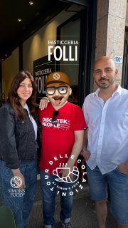 ☕️🥐IL TOUR DELLE COLAZIONI🥐☕️
.
Dopo un breve periodo di pausa eccomi nuovamente!
Il “Tour delle Colazioni“, è Il format ideato da Simon’s Food dove assieme a persone amatoriali proviamo le migliori colazioni di Pasticcerie, Bar e Panifici della zona di Parma e Provincia! 
.
Oggi per 📍14a RECENSIONE abbiamo provato una pasticceria storica ma con nuova gestione… @pasticceria.folli in vi Repubblica 100 a Parma 🍦🍰 
.
La Pasticceria Folli è da decenni uno degli indirizzi simbolo della colazione e della pausa dolce a Parma. Una di quelle insegne che, fin da bambino, ti facevano rallentare il passo davanti alla vetrina, con gli occhi spalancati di fronte a tanta bellezza e golosità. 
.
Un luogo che per generazioni ha accompagnato il risveglio dei parmigiani, coccolandoli con il profumo del caffè e della pasticceria appena sfornata.
Affacciata su Strada della Repubblica, alle porte del centro storico, Folli ha attraversato il tempo mantenendo vivo uno dei riti più amati della quotidianità: una colazione fatta di brioche, pasticcini e torte artigianali da gustare con calma prima di iniziare la giornata.
.
Nel 2023 questa storica attività ha cambiato gestione e, recentemente, ha intrapreso un ulteriore percorso di rinnovamento. Una trasformazione che ha acceso la nostra curiosità: i sapori, l’atmosfera e la qualità che l’hanno resa un punto di riferimento per la città saranno rimasti gli stessi?
.
Per scoprirlo, sono tornato con due ospiti d’eccezione… 
@marcellozaccariachef, Chef Consulting internazionale, Vicepresidente dell’associazione cuochi di Parma e @antonella_zamboni_wp Event & Destination Wedding Planner nonchè mia collaboratrice dell’evento benefico @starchefsdinner.
.
Ecco cosa abbiamo provato per voi:
.
🥐 Girella con uvetta
🥐 Bombolone alla crema
☕️ Cappuccino
,
.
📍MARCELLO: 
• Girella: VOTO 4/5
• Bancone: VOTO 3,5/5
• Cappuccino: VOTO 3/5
.
📍ANTONELLA: 
• Girella: VOTO 3/5
• Bancone: VOTO 3/5
• Cappuccino: VOTO 2/5
.
📍SIMON: 
• Bombolone: VOTO 4/5
• Cappuccino: VOTO 3/5
• Bancone: VOTO 3/5
• Servizio: VOTO 5/5
.
Continua nei commenti👇: