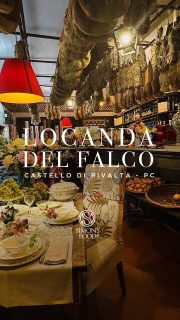 ANTICA LOCANDA DEL FALCO
📍CASTELLO DI RIVALTA - PC
✅ ADESIVO ON 

Finalmente, dopo mesi particolarmente impegnativi, sono tornato alla mia vera vocazione: fare Simon e andare alla ricerca di posti da raccontare e consigliare! 😎
.
E questa volta, trovandomi in zona Piacenza, non potevo lasciarmi sfuggire un nome che da tempo occupava un posto fisso nella mia personale lista dei “da provare”.
Un locale che non ha bisogno di grandi presentazioni, meta di appassionati, gourmet e viaggiatori del gusto, presente in Guida Michelin da diversi anni: l’Antica Locanda del Falco.
.
Su segnalazione di @simo_loco_petrosa, che ringrazio per l’ottimo consiglio, ho scoperto una vera chicca immersa nel suggestivo borgo medievale del Castello di Rivalta, nel comune di Gazzola, nel cuore della Val Trebbia.
Un luogo che sembra essersi fermato nel tempo. Un angolo romantico, quasi sospeso, che a tratti richiama lo stile provenzale, circondato dal verde di giardini fioriti, pietre antiche che raccontano secoli di storia e una piccola chiesa che incornicia perfettamente l’ingresso di questo meraviglioso contesto.
La Locanda è guidata da Sabrina Piazza e dal maître Marco Beltrametti, mentre la cucina è affidata agli chef Manuel Castillo e Pietro Maini, già conosciuti per la loro esperienza alla Ca’ di Sass.
Sabrina porta avanti con passione questo gioiello di famiglia, aggiungendo un tocco personale che si ritrova anche nelle splendide illustrazioni presenti nel menu, realizzate da lei stessa.
.
Appena entrati si viene accolti da quella che definirei una vera e propria bottega dei ricordi: una stanza viva, colorata e autentica, tra salumi appesi, fiori freschi, cesti di vimini colmi di frutta e dettagli che trasmettono immediatamente un messaggio molto chiaro:
.
“Qui la qualità è di casa.”
.
⚠️Continua nei commenti👇
.

#simonsfood #piacernza #michelinguide #locandadelfalco #foodtrotter