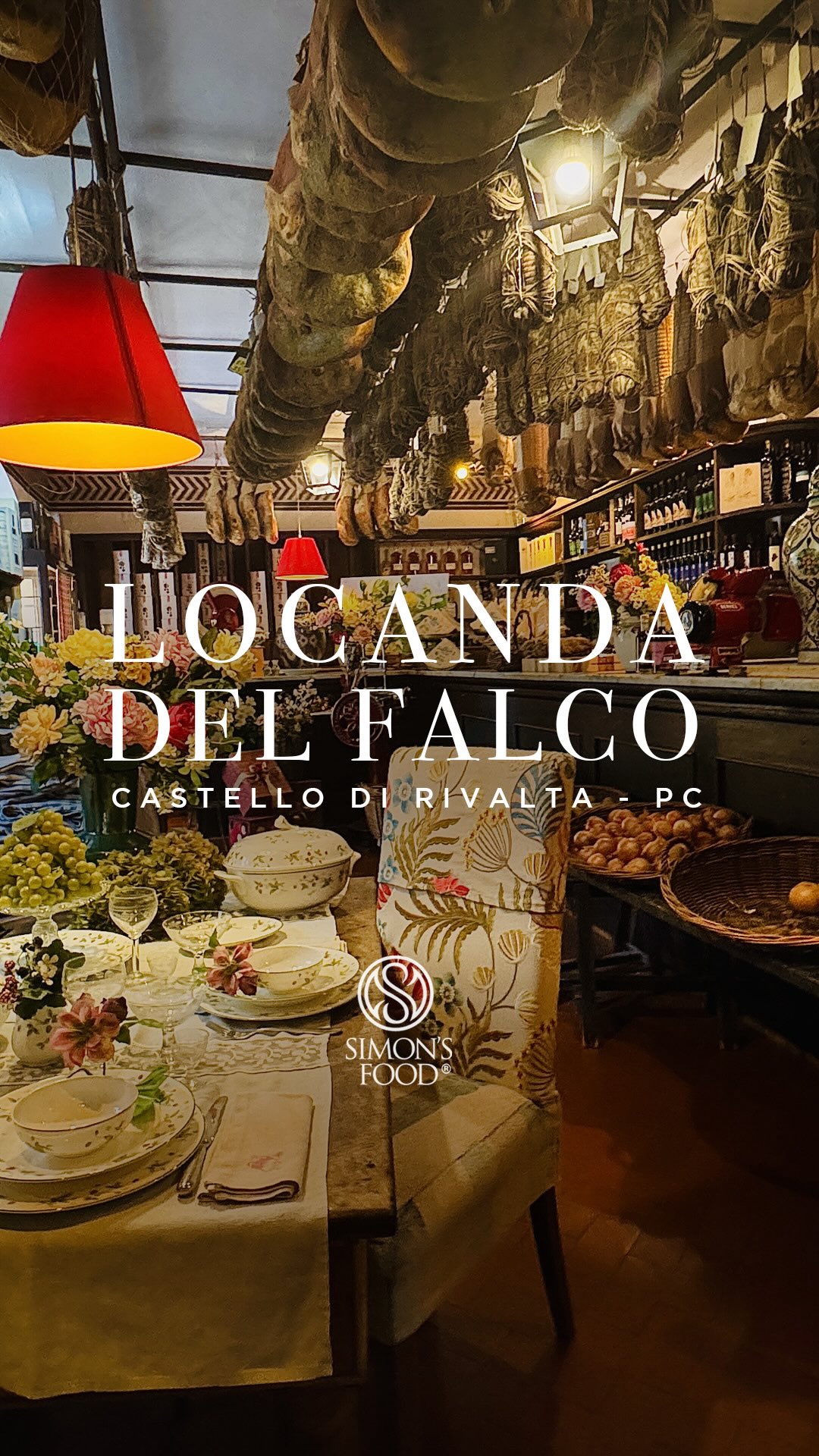 ANTICA LOCANDA DEL FALCO
📍CASTELLO DI RIVALTA - PC
✅ ADESIVO ON 

Finalmente, dopo mesi particolarmente impegnativi, sono tornato alla mia vera vocazione: fare Simon e andare alla ricerca di posti da raccontare e consigliare! 😎
.
E questa volta, trovandomi in zona Piacenza, non potevo lasciarmi sfuggire un nome che da tempo occupava un posto fisso nella mia personale lista dei “da provare”.
Un locale che non ha bisogno di grandi presentazioni, meta di appassionati, gourmet e viaggiatori del gusto, presente in Guida Michelin da diversi anni: l’Antica Locanda del Falco.
.
Su segnalazione di @simo_loco_petrosa, che ringrazio per l’ottimo consiglio, ho scoperto una vera chicca immersa nel suggestivo borgo medievale del Castello di Rivalta, nel comune di Gazzola, nel cuore della Val Trebbia.
Un luogo che sembra essersi fermato nel tempo. Un angolo romantico, quasi sospeso, che a tratti richiama lo stile provenzale, circondato dal verde di giardini fioriti, pietre antiche che raccontano secoli di storia e una piccola chiesa che incornicia perfettamente l’ingresso di questo meraviglioso contesto.
La Locanda è guidata da Sabrina Piazza e dal maître Marco Beltrametti, mentre la cucina è affidata agli chef Manuel Castillo e Pietro Maini, già conosciuti per la loro esperienza alla Ca’ di Sass.
Sabrina porta avanti con passione questo gioiello di famiglia, aggiungendo un tocco personale che si ritrova anche nelle splendide illustrazioni presenti nel menu, realizzate da lei stessa.
.
Appena entrati si viene accolti da quella che definirei una vera e propria bottega dei ricordi: una stanza viva, colorata e autentica, tra salumi appesi, fiori freschi, cesti di vimini colmi di frutta e dettagli che trasmettono immediatamente un messaggio molto chiaro:
.
“Qui la qualità è di casa.”
.
⚠️Continua nei commenti👇
.

#simonsfood #piacernza #michelinguide #locandadelfalco #foodtrotter