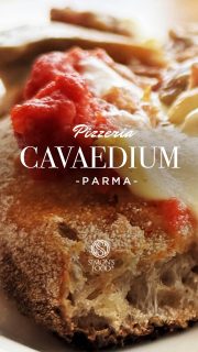 📍 CAVAEDIUM PIZZERIA – PARMA
.
E dopo ben due visite posso affermarlo con convinzione: Cavaedium, la pizzeria di Federico Tagliafierro, entra ufficialmente nella Top di Simon tra le migliori pizzerie di Parma e provincia!
.
ADESIVO ON ✅
.
Aperta nel 2023 in zona San Pancrazio, lungo la Via Emilia, Cavaedium si è ritagliata il proprio spazio nel panorama cittadino senza troppo clamore, ma attraverso un lavoro costante e una proposta ben riconoscibile.
.
Il locale è ampio e accogliente, caratterizzato da arredi vintage, fotografie d’epoca e un’atmosfera informale che mette subito a proprio agio.
.
Ma è la pizza a essere la vera protagonista.
Una pizza in pala che ricorda per certi aspetti il padellino, con un cornicione croccante e fragrante, ma un interno morbido, leggero e altamente digeribile. L’impasto, ad alta idratazione, viene prima precotto e successivamente tostato prima del servizio, ottenendo così un contrasto molto piacevole tra croccantezza esterna e scioglievolezza interna.
.
Altro elemento che colpisce è la ricerca sugli ingredienti.
Le farciture sono generose, ben costruite e spesso ispirate alla tradizione locale, reinterpretata con un approccio contemporaneo che rende ogni pizza riconoscibile e mai banale.
Un lavoro che è valso a Cavaedium l’ingresso nella Guida Pizzerie d’Italia del Gambero Rosso 2026 con il prestigioso riconoscimento dei Due Spicchi.
.
Ad accompagnare le pizze troviamo inoltre una selezione di birre artigianali davvero interessante, curata con attenzione e in continuo aggiornamento. Una carta che spazia tra etichette italiane e internazionali, pensata per offrire sempre nuovi abbinamenti e occasioni di scoperta.
.
Per voi abbiamo fatto ben due tappe differenti, provando quattro birre, tre pizze e un dessert.
.
🍕 GRICIA
Crema di Pecorino Romano, pepe nero e guanciale.
.
🍕 BOSCO
Polpa di pomodoro, pesto di salsiccia scottata in padella, funghi porcini e provola affumicata.
.
🍕 NAPO
Mozzarella fiordilatte, Spalla Cotta di San Secondo e olio EVO bianco.
.
🍨 DESSERT
Gelato alla crema con vaniglia del Madagascar, crumble croccante e caramello salato.
.
👇Continua nei commenti 👇