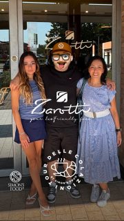 ☕️🥐IL TOUR DELLE COLAZIONI🥐☕️
.
Altra nuova pasticceria provata per voi!
Questo format chiamato “Tour delle Colazioni“ ideato da Simon’s Food vuole essere di aiuto per consigliare le migliori colazioni di Pasticcerie, Bar e Panifici della zona di Parma e Provincia! 
.
Oggi per 📍16a RECENSIONE Simao stati a provare la pasticceria @pasticceria_zarotti a Pilastri di Langhirano appena fuori Parma 🍦🍰 
.
Come sempre ad accompagnarmi nella valutazione due persone amatoriali scelte dal mio pubblico, ovvero per questa puntata @sharonsavino_ (Creator e storytetter) e @valecocomakeup - Valentina Coco (Make up Artist).
.
Ecco cosa abbiamo provato per voi:
.
🥐 Brioche alla crema
🥐 Brioche al Pistacchio
🥐 Bombolone al cioccolato
🥐 Pan Suisse
☕️ Cappuccino
☕️ Caffè
,
.
📍VALENTINA: 4
• Pan Suisse: VOTO 5/5
• Servizio: VOTO 5/5
• Cappuccino: VOTO 4/5
.
📍SHARON: 5
• Brioche: VOTO 5/5
• Servizio: VOTO 5/5
• Caffè: VOTO 4/5
.
📍SIMON: 4
• Bombolone: VOTO 4/5
• Cappuccino: VOTO 5/5
• Brioche: VOTO 5/5
• Servizio: VOTO 5/5
.
.
.
La Pasticceria Zarotti si trova a Pilastro di Langhirano e da oltre vent’anni è un punto di riferimento per chi percorre la strada da Parma verso Langhirano. 
Gestita dalla famiglia Zarotti, con Andrea, Maestro Pasticciere, al timone del laboratorio, la pasticceria nasce da un importante percorso professionale: Andrea è stato allievo di Alberto Viappiani e Stefano Fantini, per poi lavorare per anni come Gran Pasticcere presso la rinomata Pasticceria Cocconi di Parma.
Oggi, insieme alla sorella Barbara e alla mamma Marina, porta avanti un’attività di famiglia che negli anni è diventata un punto di ritrovo per gli appassionati di pasticceria.
Il locale, recentemente rinnovato, è moderno, luminoso e accogliente, con ampi spazi dove fermarsi per una colazione o una pausa golosa.
La proposta spazia dalla pasticceria dolce a quella salata, con un’offerta ampia pensata per soddisfare sia gli amanti dei grandi classici sia chi cerca qualcosa di più particolare.
.
Ma veniamo a noi… eccoci finalmente alla recensione! 😋
⚠️Prosegue nei commenti! 👇
