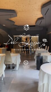 ✅ ADESIVO ON 
.
RISTORANTE DEL LAGO
Acquapartita - Forli-Cesena
Chef: Simone Bravaccini
.
Come a volte accade nei miei viaggi gastronomici, quella che pensi possa essere una semplice cena si trasforma poi in un’esperienza straordinaria.
,
Complice la vicinanza al locale e qualche giorno di vacanza in Riviera Romagnola, ho deciso di salire fino ad Acquapartita, nel territorio di Bagno di Romagna, per andare a conoscere da vicino la cucina di Simone Bravaccini, chef e terza generazione alla guida del Ristorante Del Lago.
,
Simone è stato anche tra i protagonisti dello Star Chefs Dinner, l’evento benefico che ho organizzato insieme a un team di circa 40 persone per raccogliere fondi a favore del reparto di Oncologia Pediatrica di Parma. Una serata che aveva riunito 15 chef, oltre al pasticciere e volto televisivo Damiano Carrara.
,
Proprio per questo sentivo ancora più forte la curiosità di andare a provare la sua cucina con calma, cercando di capire meglio il suo percorso e, soprattutto, dove potesse arrivare. E devo dire che le aspettative sono state ampiamente ripagate.
,
l Ristorante Del Lago si trova proprio sulle rive del lago di Acquapartita, in un angolo dell’Appennino romagnolo che sembra quasi sospeso nel tempo. Per arrivarci si affrontano una serie di strade tortuose, ma una volta giunti a destinazione si viene ripagati da un contesto davvero suggestivo.
,
La storia del ristorante comincia nel 1971, quando la famiglia della mamma di Simone, Catia, avvia l’attività. Da allora sono passate tre generazioni e quella che era nata come una classica sosta di montagna si è trasformata, passo dopo passo, in una destinazione di alta cucina. Oggi Simone guida la cucina, mentre il fratello Andrea si occupa della sala e della cantina. 
.
Entrando si percepisce subito un’atmosfera elegante ma familiare. Tutto è molto curato, attento ai dettagli, ma senza quella formalità che rischia di mettere a disagio il cliente.
.
Continua nei commenti👇
