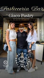 ☕️🥐IL TOUR DELLE COLAZIONI🥐☕️
.
Continua il nostro viaggio alla scoperta delle colazioni di Pasticcerie, Bar e Panifici della zona di Parma e Provincia assieme ad amici e followers di Simon’s Food per consigliarvi le migliori! Un format, il TOUR DELLE COLAZIONI, nato ormai 2 anni fa, rimane l’unico originale! 
.
📍Per la17a RECENSIONE abbiamo richiamato l’amica Veronica Rossi alias @vero.lovefooding Food Creator, Smm e Wine Storyteller di Parma, e la Chef @marisamaffeo, nonché finalista di @masterchef_it 9 e nuovo volto di Rai e Mediaset per provare la pasticceria PASTRY GIACO, ex Pasticceria Giacomazzi nel cuore di Parma.
.
.
Ecco cosa abbiamo provato per voi:
.
🥐 Brioche alla crema
🥐 Croissant salato con Prosciutto Cotto
🥐 Krapfen al cioccolato
🍕 Pizzetta
⚪️ Macaron
☕️ Cappuccino
☕️ Caffè
☕️ Decaffeinato
,
.
📍VERONICA: 3
• Pizzetta: VOTO 3/5 
• Macaron: VOTO 4/5
• Servizio: VOTO 3/5
• Decaffeinato: VOTO 3/5 
.
📍MARISA: 3
• Croissant salato: VOTO 3/5
• Servizio: VOTO 3/5
• Caffè: VOTO 3/5 
.
📍SIMON: 3
• Krapfen: VOTO 2/5
• Cappuccino: VOTO 3/5 
• Brioche: VOTO 3/5 
• Servizio: VOTO 3/5
.
.
.
La Pasticceria Pastry Giaco, inizialmente conosciuta come “Pasticceria Giacomazzi”, nasce dalla volontà di Federico Giacomazzi, giovane imprenditore che circa dieci anni fa rileva la storica Pasticceria Provinciali, in via Cavour, nel cuore del centro storico di Parma.
Federico arriva da una famiglia di panificatori: il nome Giacomazzi è infatti legato da anni alla tradizione della panificazione parmigiana. In passato è stato anche ideatore e titolare di Arte Dolciaria, laboratorio dedicato alla produzione di dolci da forno, con distribuzione notturna di pizzette, brioche e focacce.
Insomma, una storia che parte dalla panificazione e arriva oggi alla pasticceria e alla caffetteria nel cuore della città.
.
Ma dopo questa doverosa premessa… eccoci alla colazione! 😋
.
👇Continua nei commenti👇